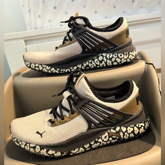 Puma Black and Gold Running Shoes - Picture 1 of 1